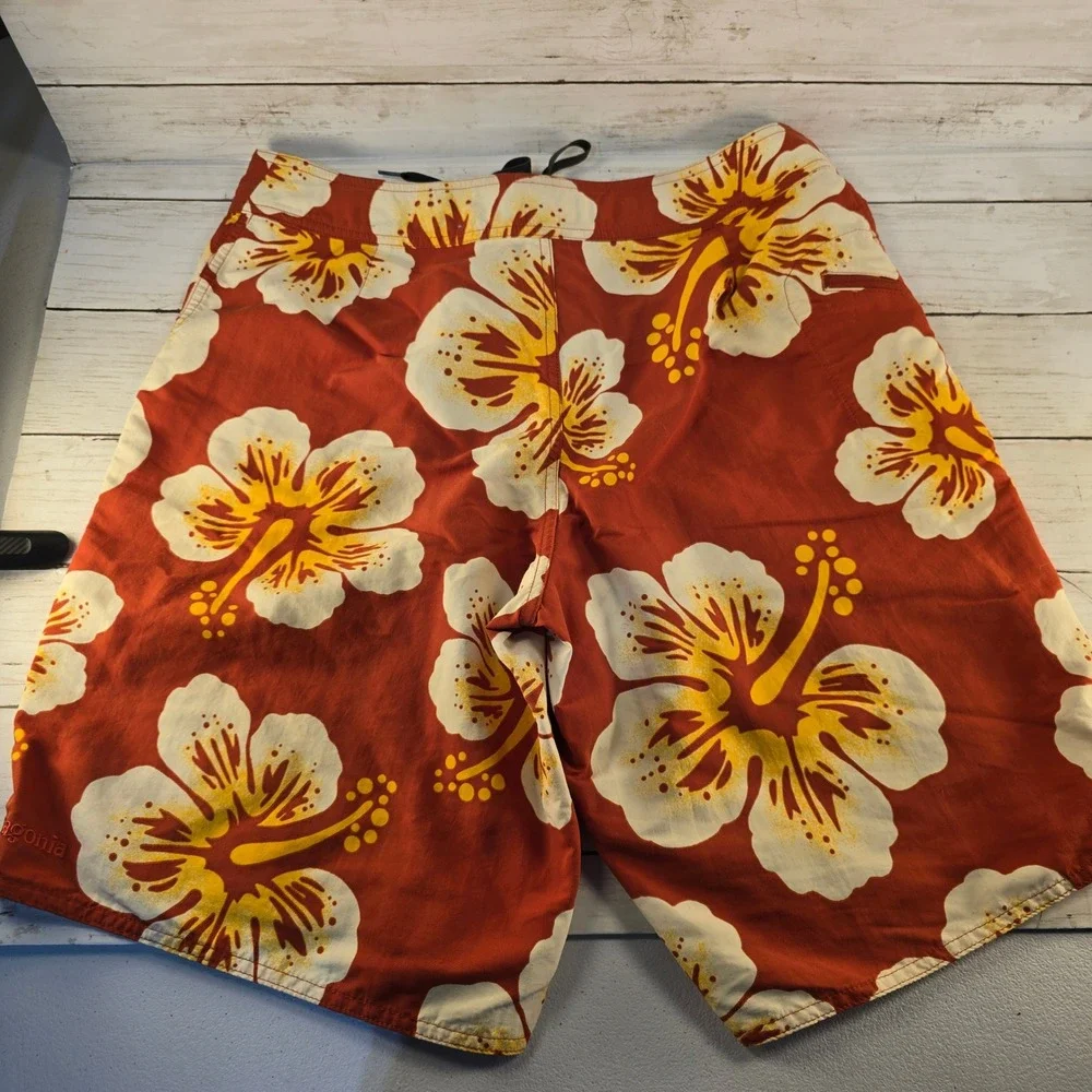 Patagonia Mens 32 Board Shorts Hibiscus Floral Orange Yellow Swim Trunks S0619